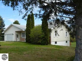 539 S Lake Shore Dr, Lake Leelanau, MI 49653