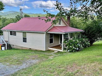 136 W Vineyard Rd, Hayesville, NC 28904