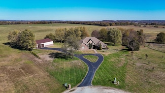 1615 Sky Ranch Cir, Bolivar, MO 65613