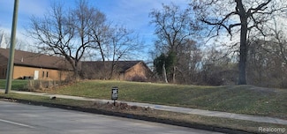 472 University Dr, Pontiac, MI 48342