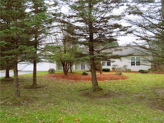 1657 S Creek Rd, Derby, NY 14047