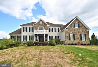 19 Hayhurst Dr, Newtown, PA 18940