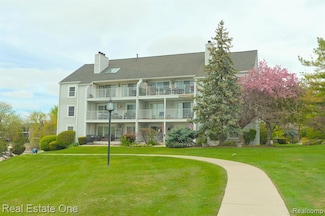 3553 Port Cove Dr Unit 43, Waterford, MI 48328