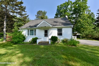 102 Willow St, Guilderland, NY 12084