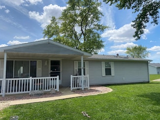 101 Crescent Dr, Watseka, IL 60970