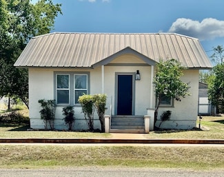 408 W Luce St, Llano, TX 78643