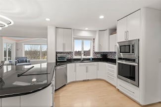 1659 Apache Dr NE, Solon, IA 52333