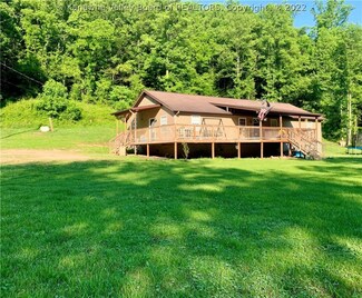 471 Wood Dr, Clendenin, WV 25045