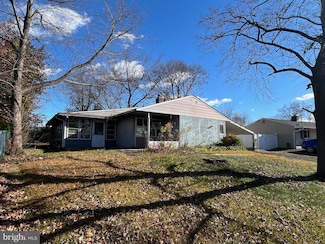 394 Lakeside Dr, Levittown, PA 19054