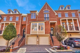 17 Moorings Ln, Edgewater, NJ 07020