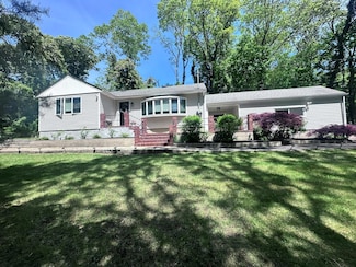268 Gloria Blvd, Hauppauge, NY 11788