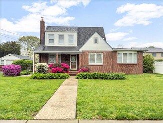 12 Dorothy St, Bethpage, NY 11714