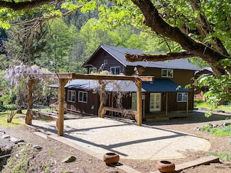 3206 Middle Creek Ranch Rd, Horse Creek, CA 96050