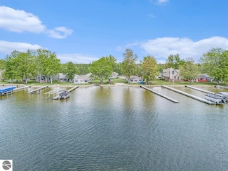 10913 E Houghton Lake Dr, Houghton Lake, MI 48629