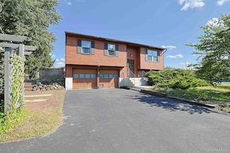 5 Buttermilk Dr, New Windsor, NY 12553