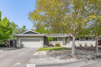 2323 Warwick Dr, Santa Rosa, CA 95405