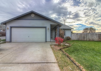 102 Rainier Ave, Moxee, WA 98936