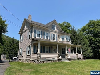889 Circle Ave, Franklin Lakes, NJ 07417