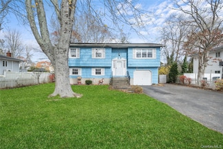 21 Lama Dr, Shirley, NY 11967