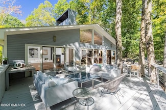 2 Horseshoe Rd, Cos Cob, CT 06807