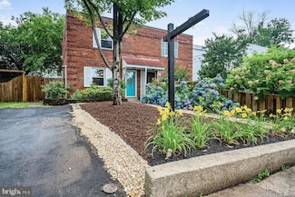 828 S Irving St, Arlington, VA 22204