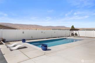 304 Airport Way SW, Desert Aire, WA 99349