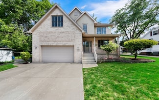 107 W Maple Ave, Roselle, IL 60172