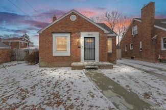 18960 Rockcastle St, Grosse Pointe, MI 48236