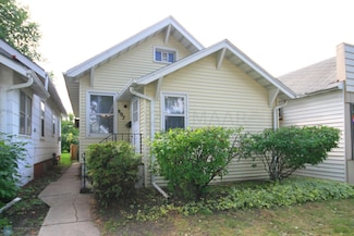 807 N 5th St, Grand Forks, ND 58203