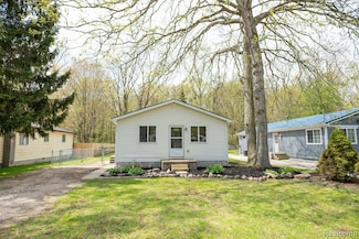9114 Island Dr, Clay, MI 48001