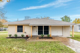 318 S Shanks St, Clute, TX 77531