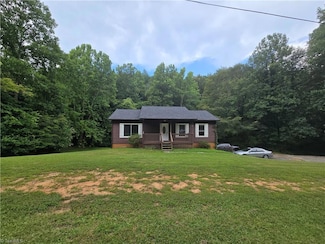 1373 Sunset Dr, North Wilkesboro, NC 28659