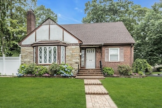 95 E Shore Dr, Massapequa, NY 11758