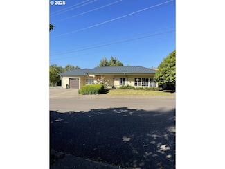 460 N 20th St, Reedsport, OR 97467