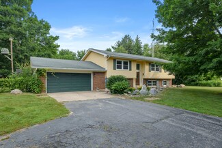 34830 N Riverview Dr, Paw Paw, MI 49079