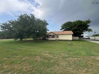 944 S Waggoner St, Electra, TX 76360