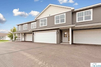 825 Tomahawk Ct, Madison Lake, MN 56063