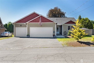 615 N 3rd St, Elma, WA 98541