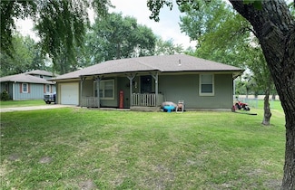 916 Edith Ave, Adrian, MO 64720