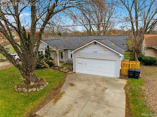 3294 Comer Dr, Flint, MI 48506