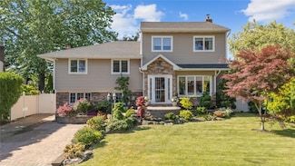 3 Deb St, Plainview, NY 11803