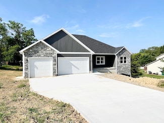 301 River Oaks Dr, Heath, OH 43056