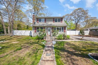 41 Babylon St, Mastic, NY 11950