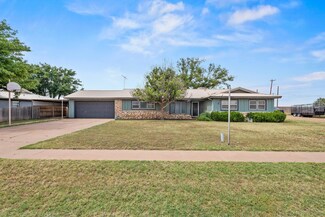 2100 N 8th St, Tahoka, TX 79373
