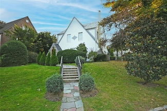 14 Nirvana Ave, Great Neck, NY 11023