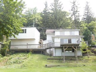 916 Ski Hill Rd, Fox River Grove, IL 60021