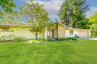 1522 S Riviera Dr, Stevensville, MI 49127