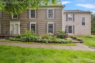 1477 Carriage Ln, Rochester Hills, MI 48306