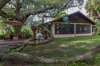 9554 Riverview Dr, Sebastian, FL 32976