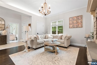 216 8th St, Cresskill, NJ 07626